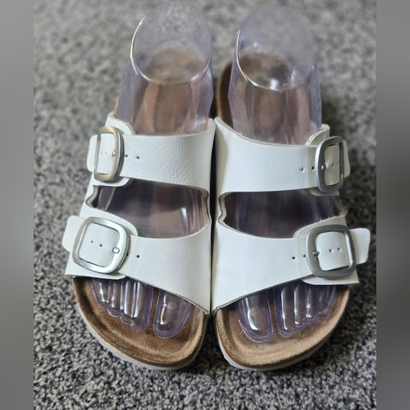Cushionaire Womens 7M White 2 Strap Leather-Insole Sandals - Picture 2 of 11